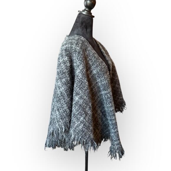 Vintage Weave of The Irish Gray Plaid Wool Cape Wrap Shawl w/Fringe One Size - Picture 5 of 11